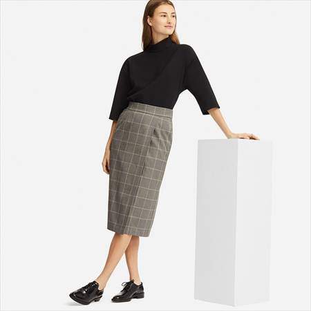 ユニクロのチェックナロースカート（ハイウエスト・丈標準71～74cm）を履いている女性
