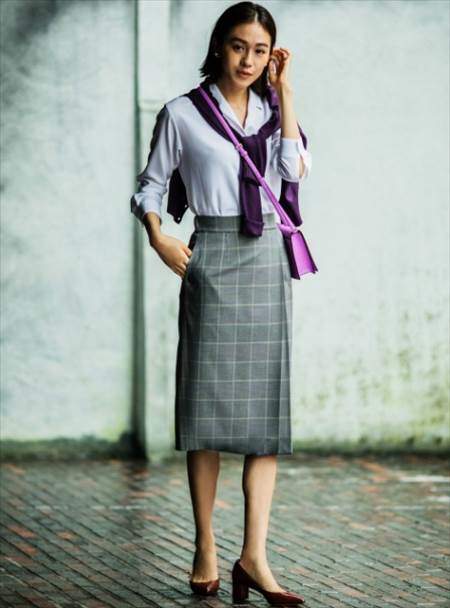 ユニクロのチェックナロースカート（ハイウエスト・丈標準71～74cm）を履いている女性のコーディネート例