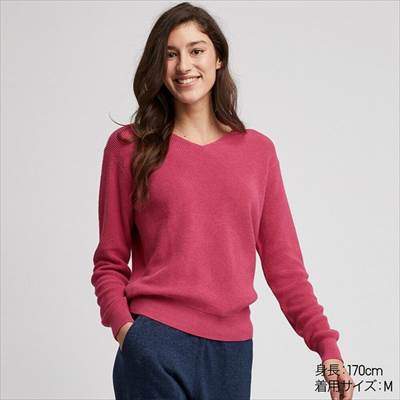ユニクロのコットンカシミヤVネックセーター（長袖）のピンク